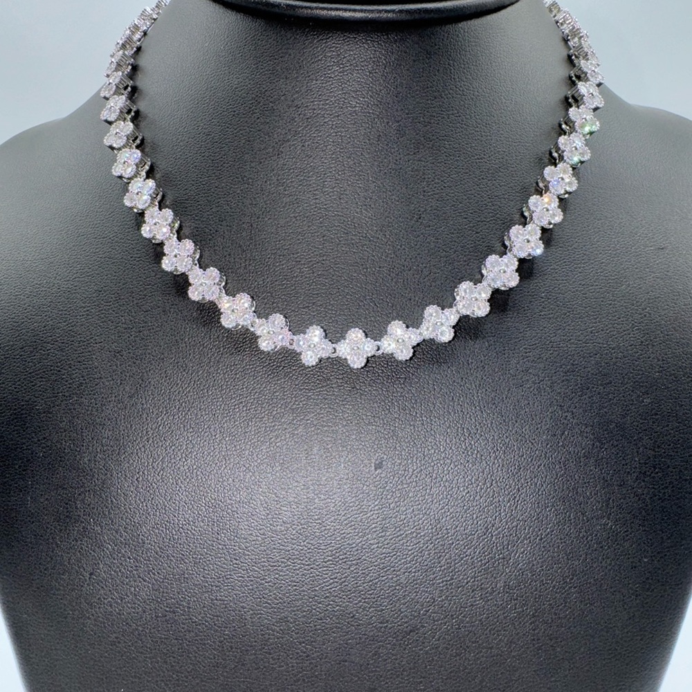 Clover Necklace - Picture 5 of 9